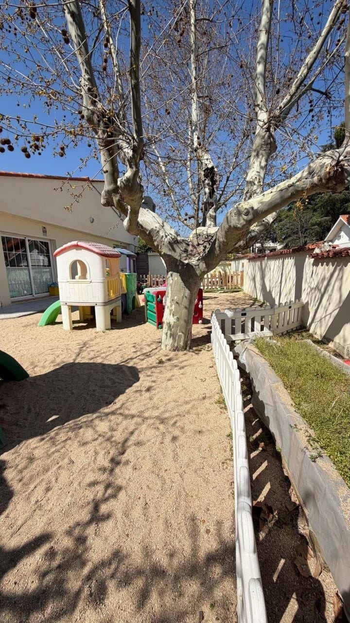 Patio exterior con arenero y columpios de la Escuela Infantil Buen Consejo en Aravaca — foto 2