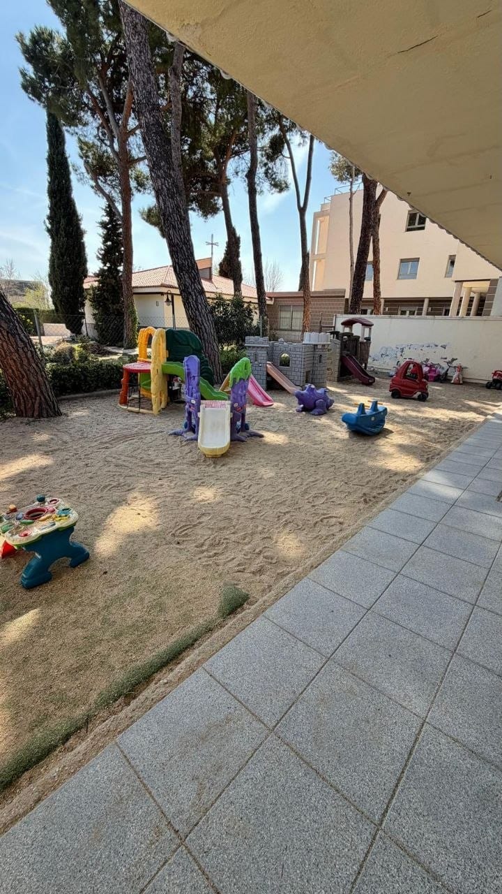 Patio exterior con arenero y columpios de la Escuela Infantil Buen Consejo en Aravaca — foto 3