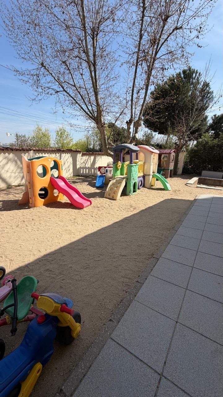 Patio exterior con arenero y columpios de la Escuela Infantil Buen Consejo en Aravaca — foto 4