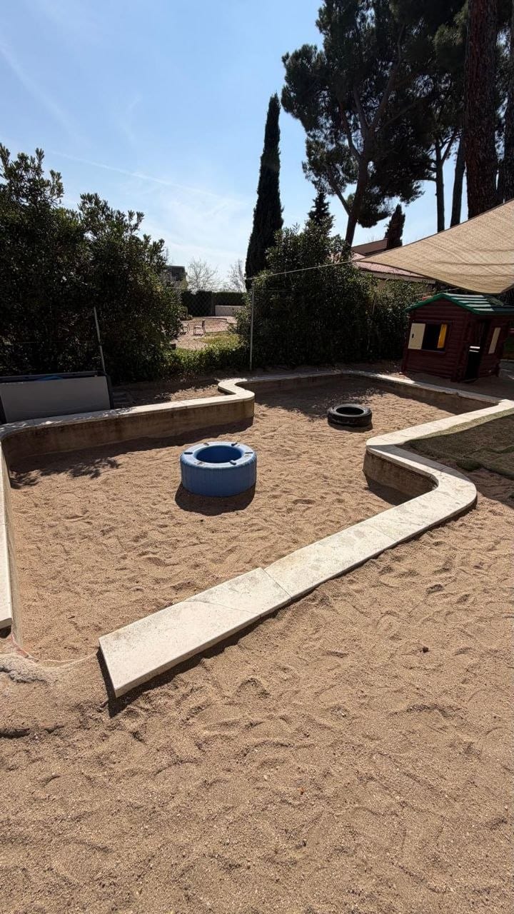 Patio exterior con arenero y columpios de la Escuela Infantil Buen Consejo en Aravaca — foto 6