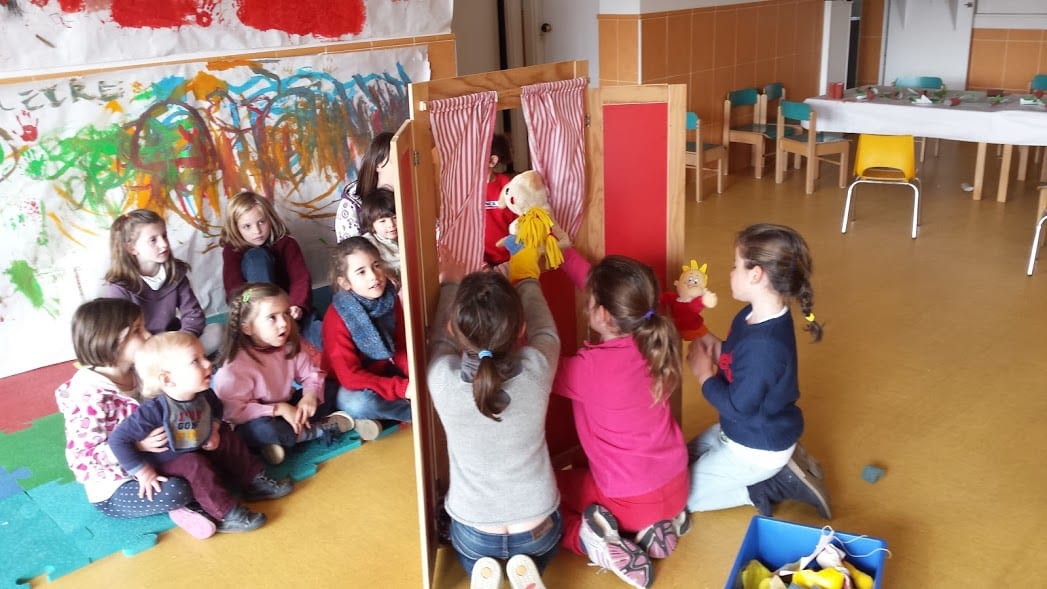 Educadora de Buen Consejo en sesión con los niños