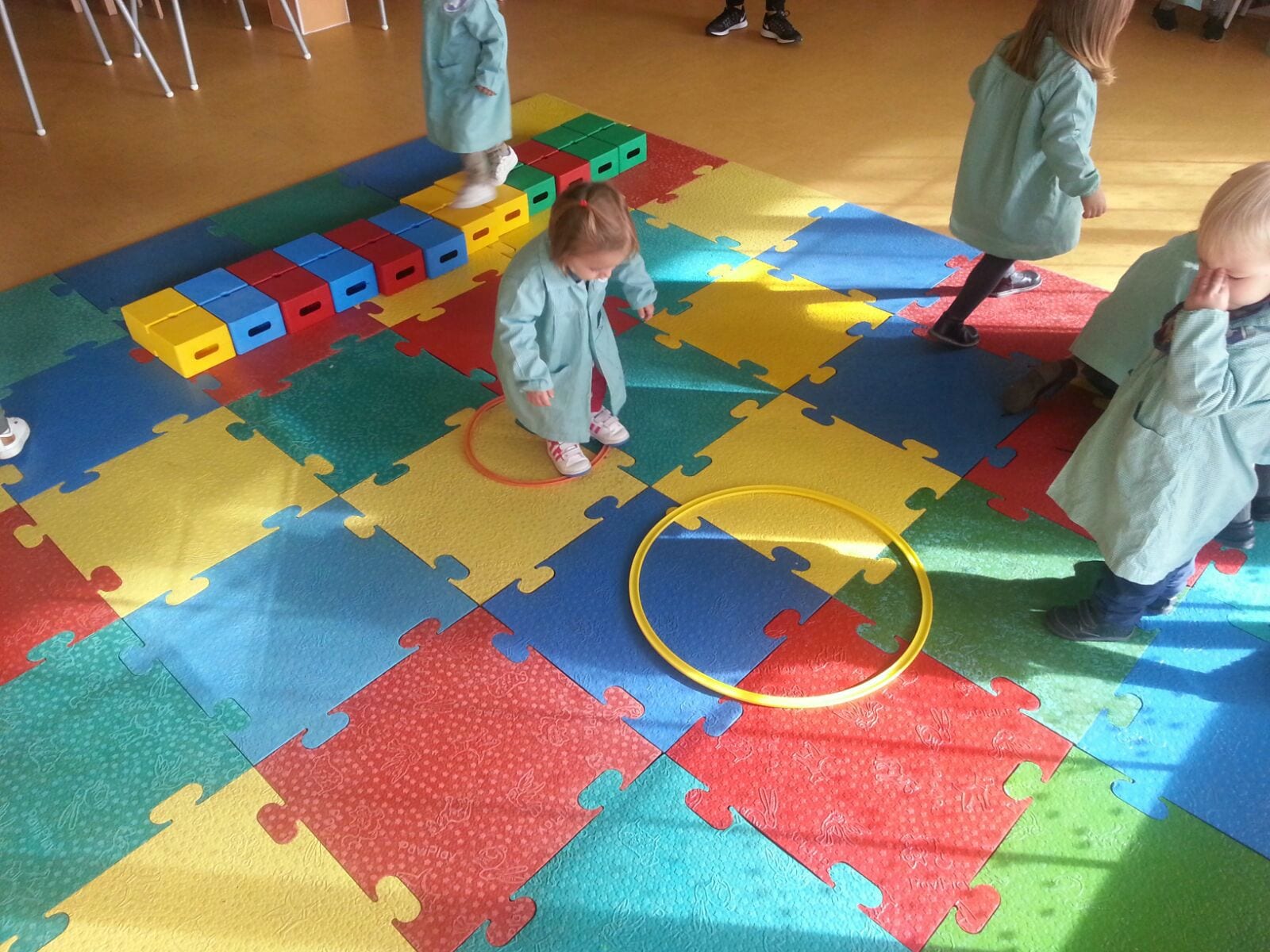 Niños en la sala de psicomotricidad de la Escuela Infantil Buen Consejo en Aravaca